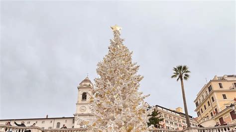 Piazza di Spagna si illumina con l'albero di Natale